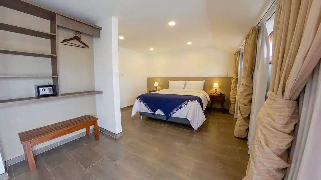 Cama queen y armario del Hotel Boutique San Chiquinquirá