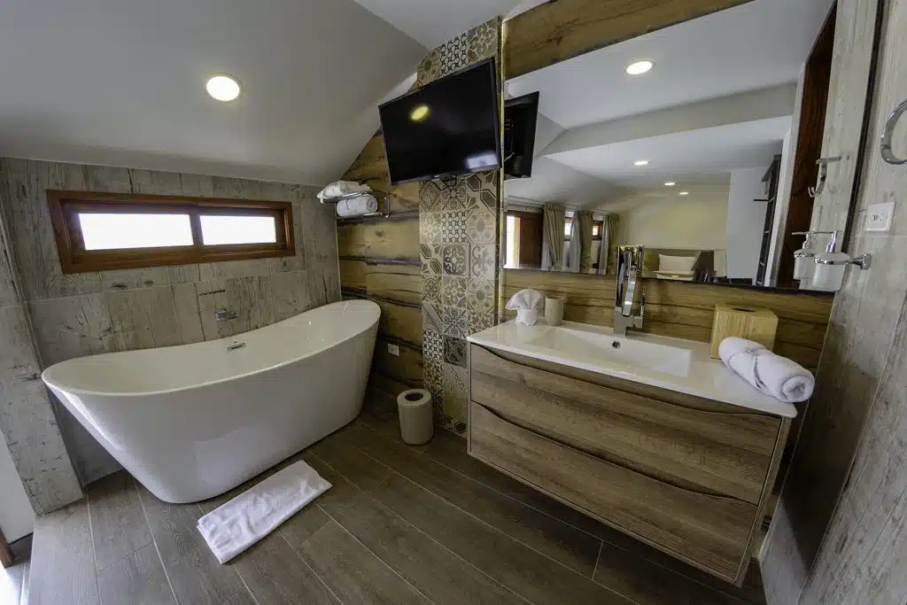 Tina y Smartv suite maría del Hotel Boutique San Chiquinquirá