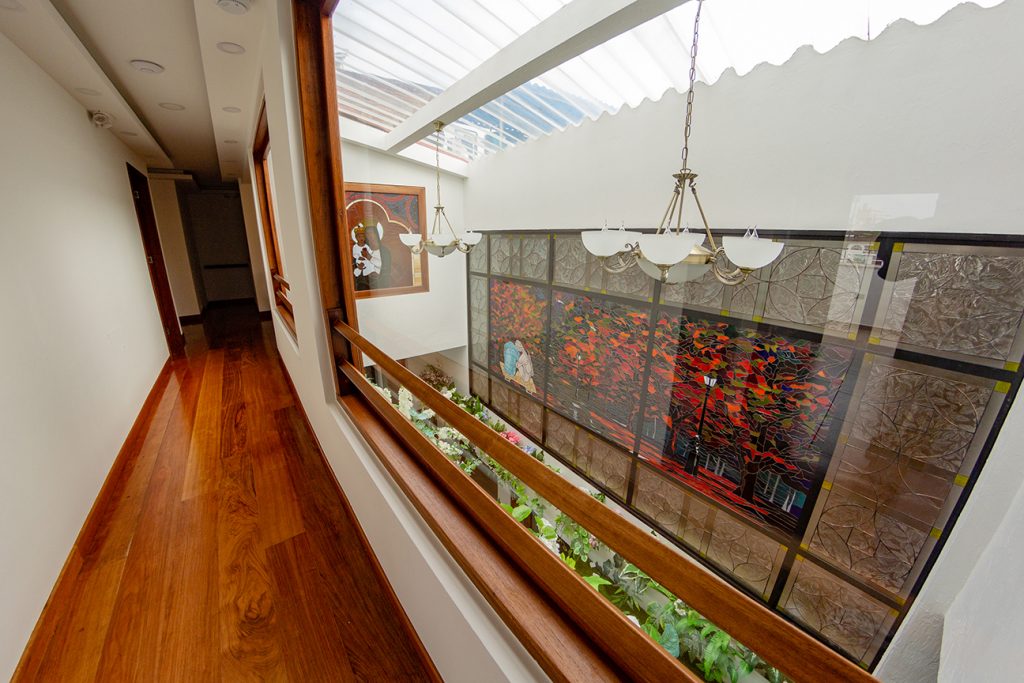 Vista anterior del vitral del Hotel Boutique San Chiquinquirá