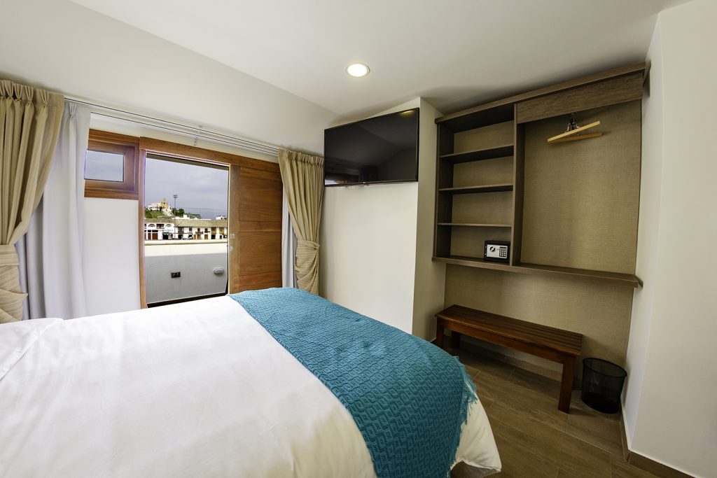 Smartv y armario suite deluxe del Hotel Boutique San Chiquinquirá