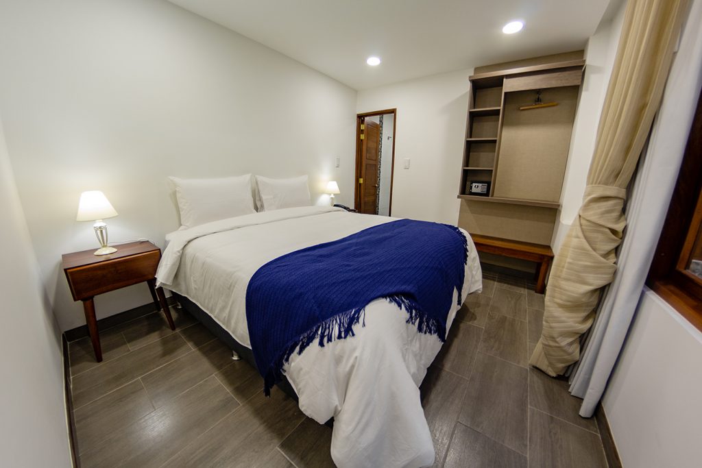 Cama queen y armario del Hotel Boutique San Chiquinquirá