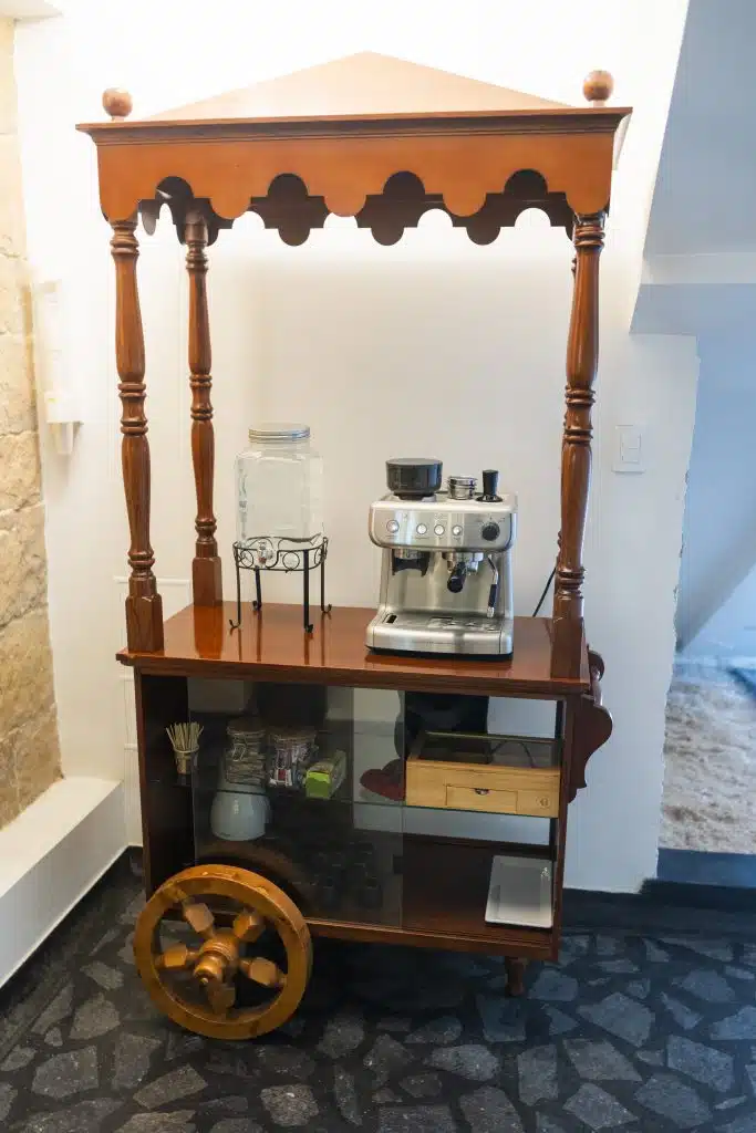 Zona de café, agua y aromáticas 24 horas en el hotel san marcos en Chiquinquirá