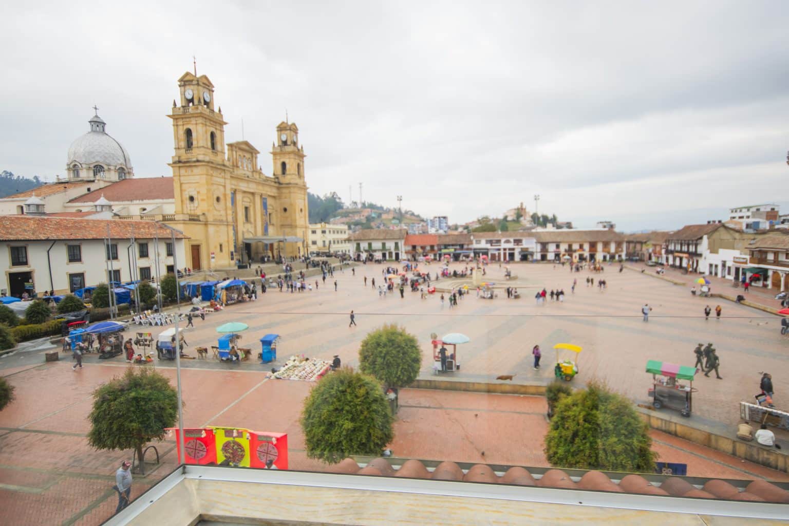 hermosa vista a la basilica y plaza de la libertad del hotel boutique san marcos chiquinquirá