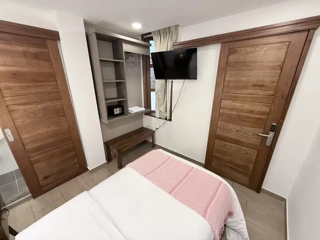 cama sencilla y smart tv de hotel en chiquinquira